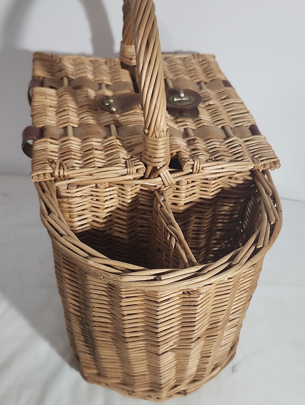 Woven Straw Picnic Basket with Citrus Print Lining - Picture 5 of 6